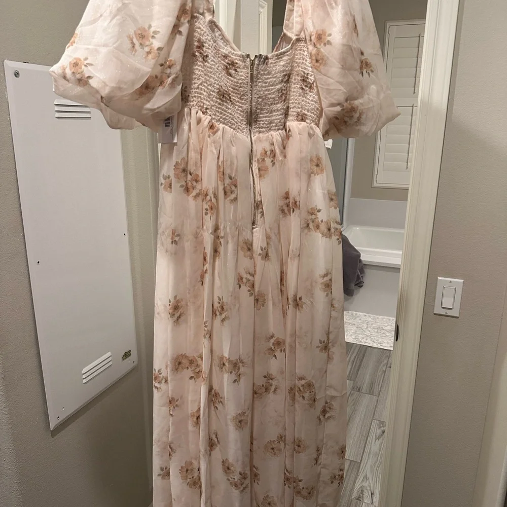 Chic Floral Maxi Dress in Cream - Picture 5 of 8